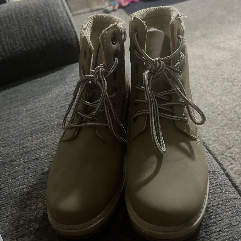 Boots dont remember where i got  them from fairly good condition 

6 1/2